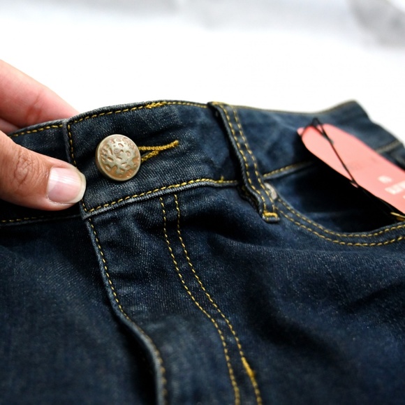 *Sold On @Foxtail90* CABI Slim Bootcut Jean - Picture 3 of 8